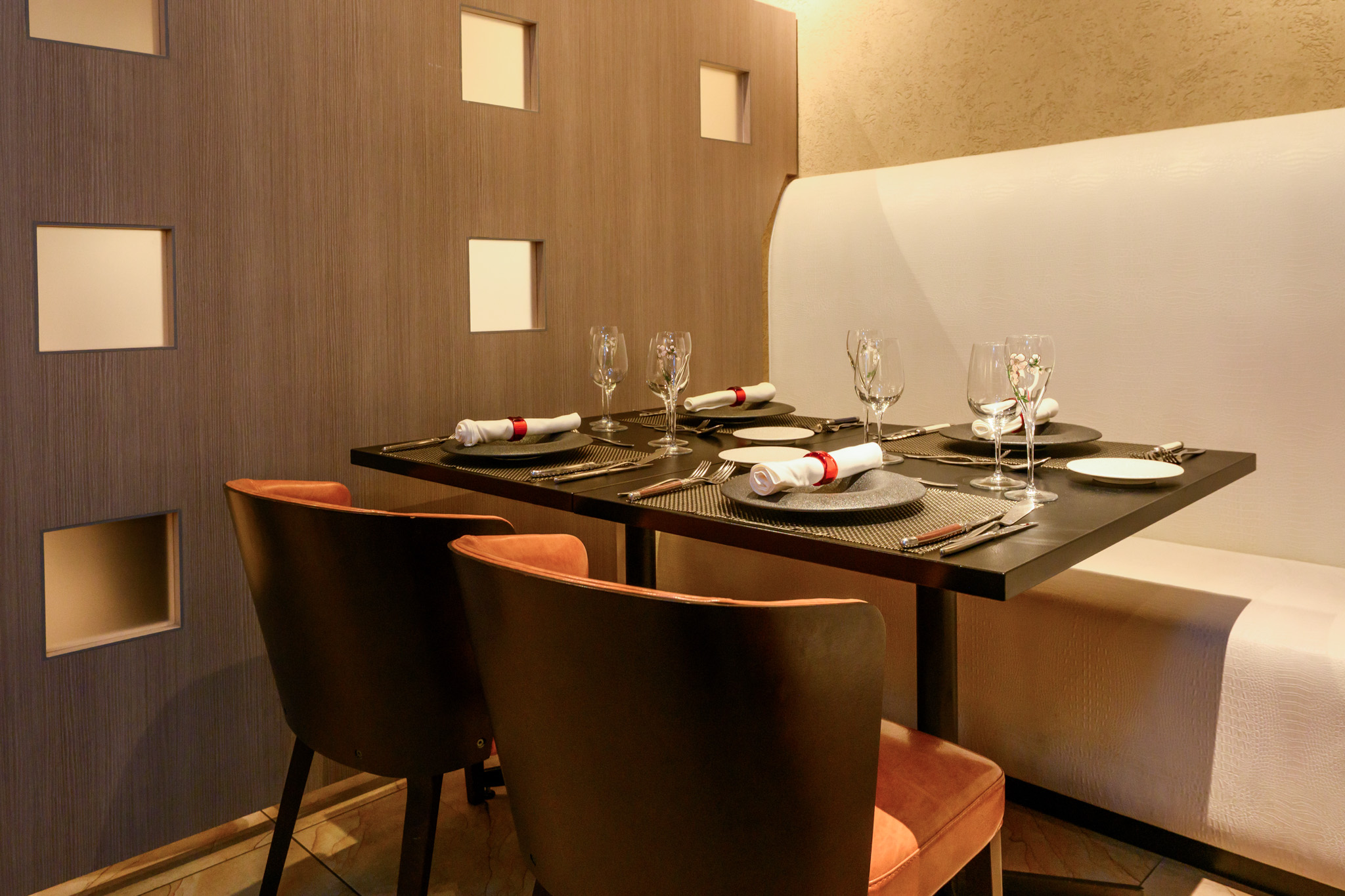 ゆったりとお過ごしいただけるテーブル席。